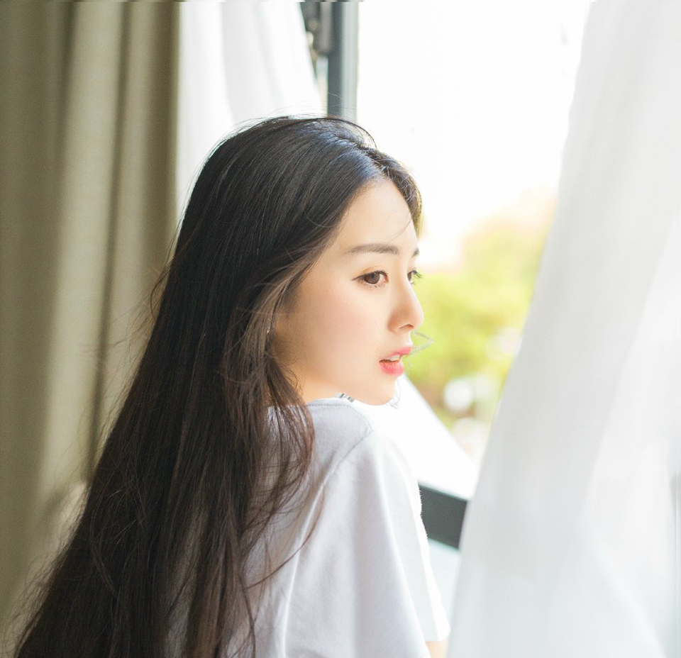 生活的艰苦，社交的复杂，都算不上难事。安静下来你会发现这人世间最可贵的是：甘于平淡，无怨言的坚持，永远心怀梦想。